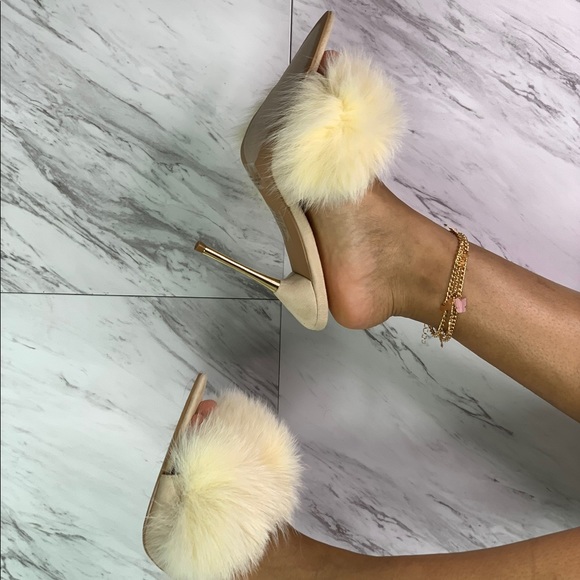 🕊 Blanc Faux Fur Mules 🕊 - Picture 5 of 6